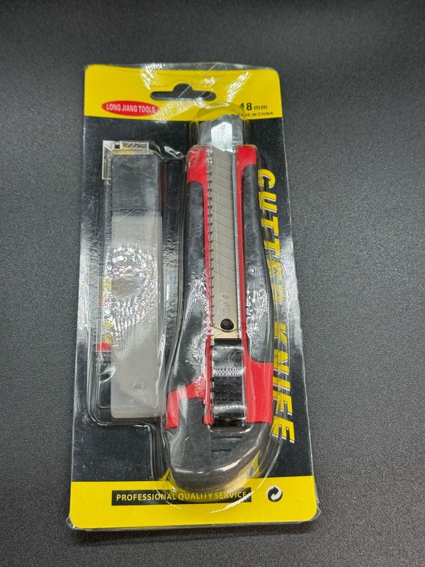 Канцелярский нож с запаской в комплекте 18мм