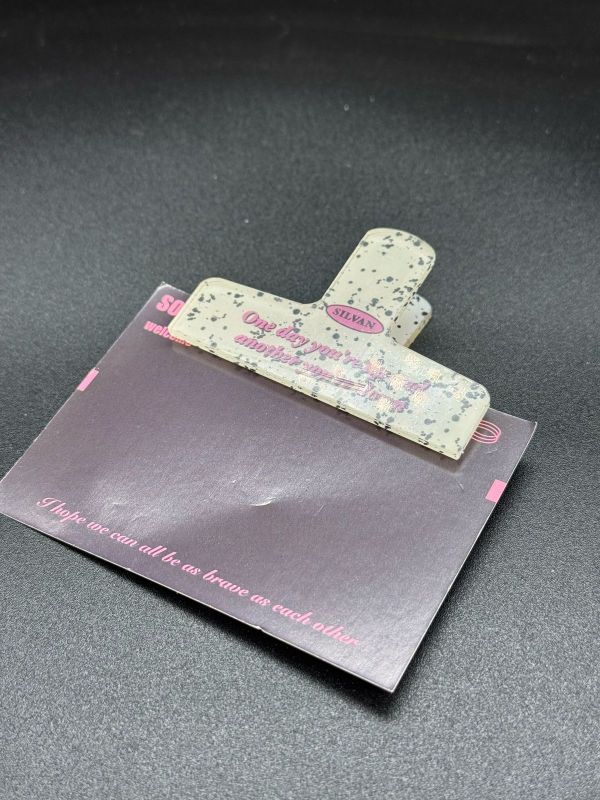 Креативный зажим канцелярский